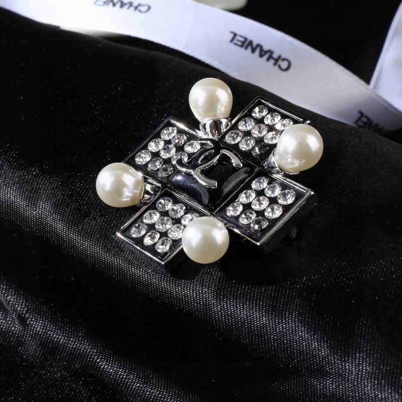 Chanel Brooch 03yxs361