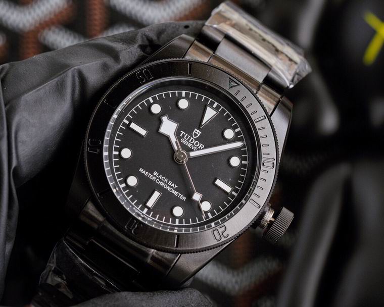 Tudor men 42mm M05